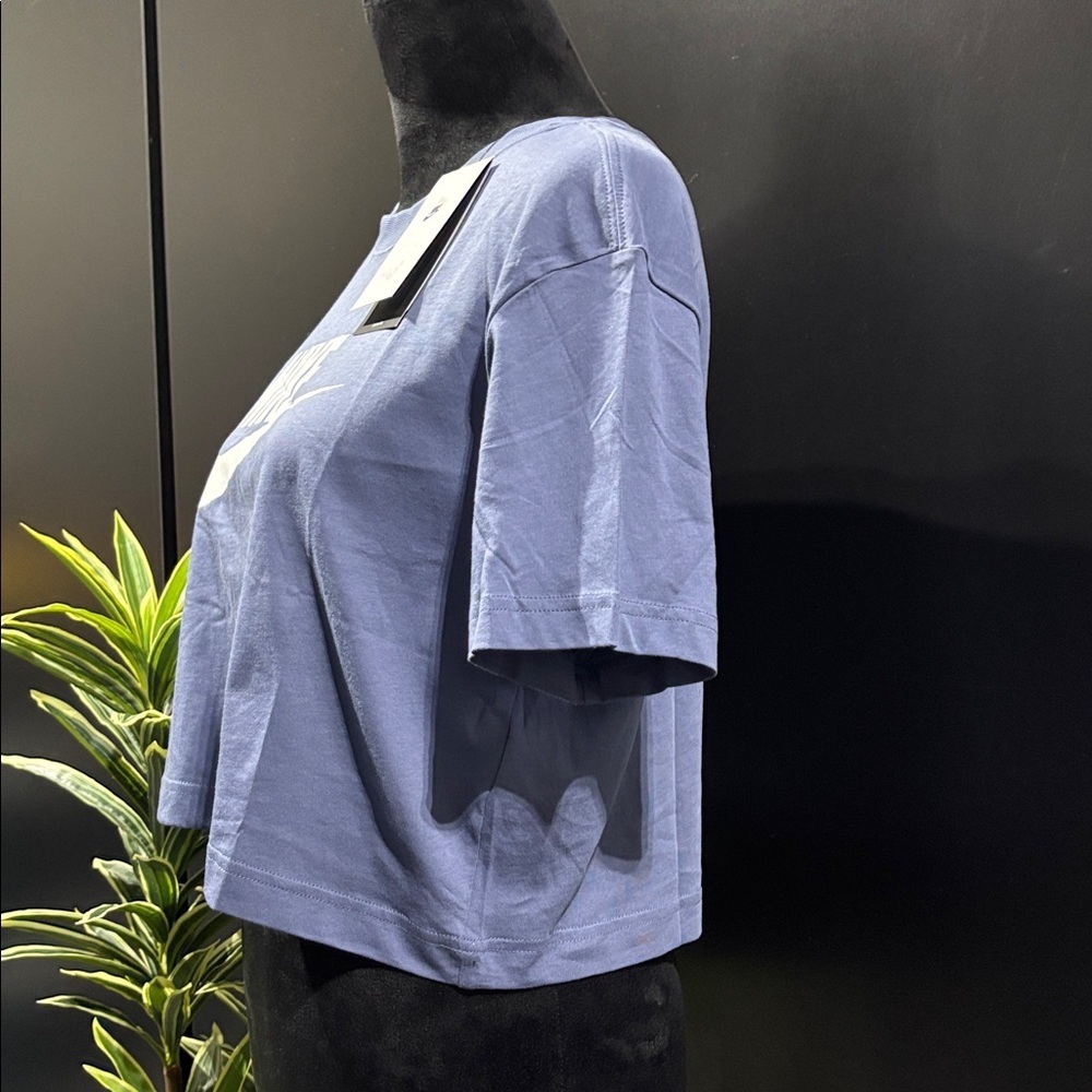 Nike The Nike T,loose fit crewneck,chest screen print logo,crop/short length - Picture 2 of 9